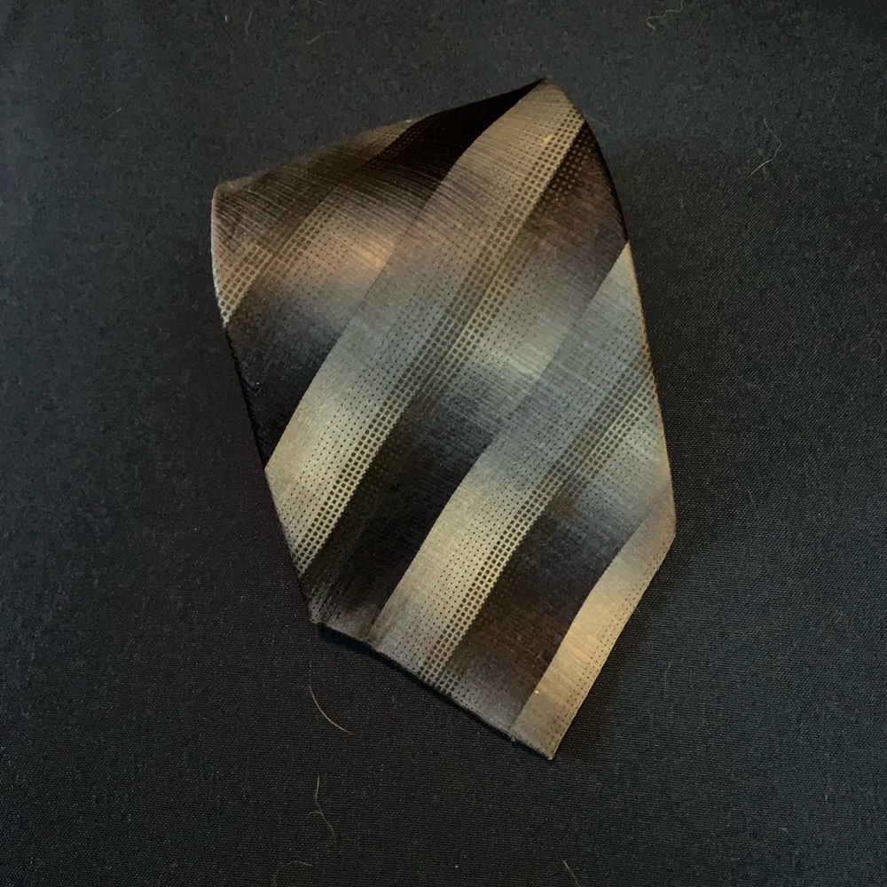 Gorgeous tie with rich beautiful colors.